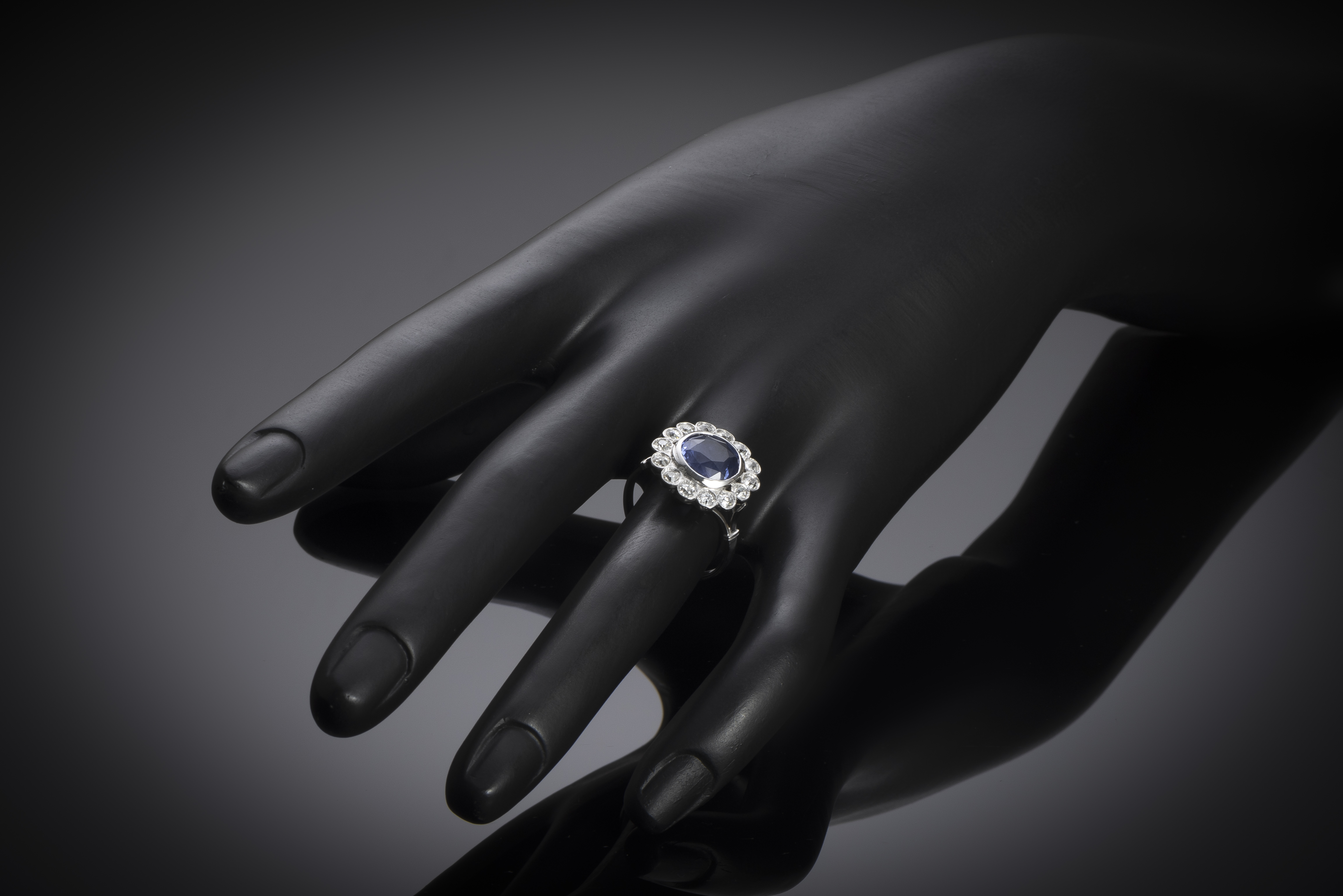 Bague Art déco vers 1930, saphir naturel non chauffé bleu intense de 3,47 carats (certificat laboratoire) et diamants taille ancienne-2