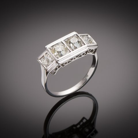 Bague Art déco diamants taille ancienne (environ 1 carat) en platine. Travail français vers 1930.