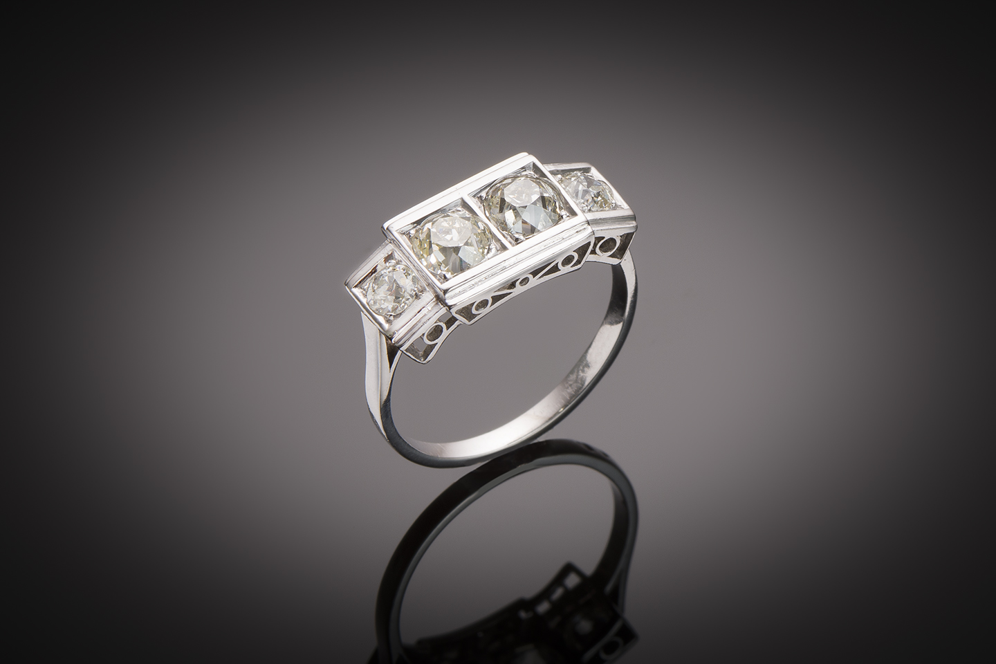 Bague Art déco diamants taille ancienne (environ 1 carat) en platine. Travail français vers 1930.-1