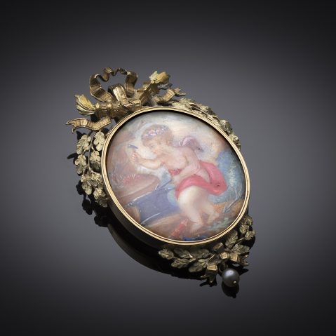 Pendentif en or orné d’une miniature représentant Cupidon forgeant ses flèches d’amour XIXe siècle