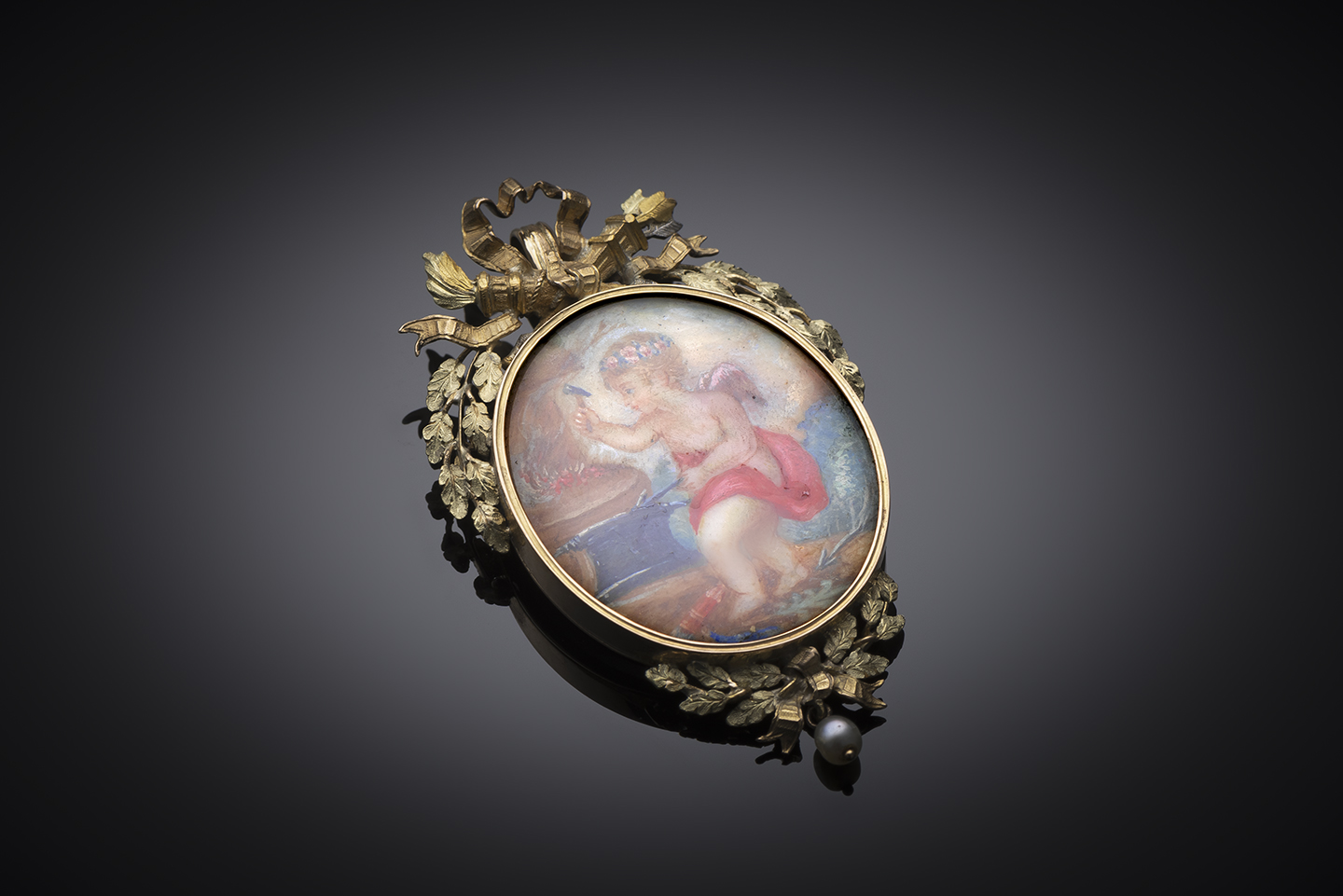 Pendentif en or orné d’une miniature représentant Cupidon forgeant ses flèches d’amour XIXe siècle-1