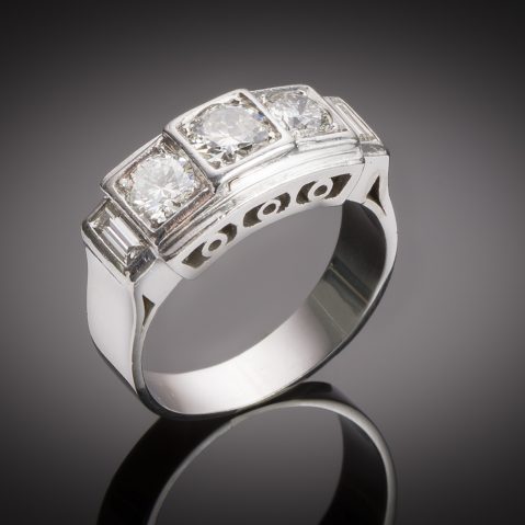 Bague Art déco trilogie diamants (2,10 carats) en platine. Travail français vers 1935.