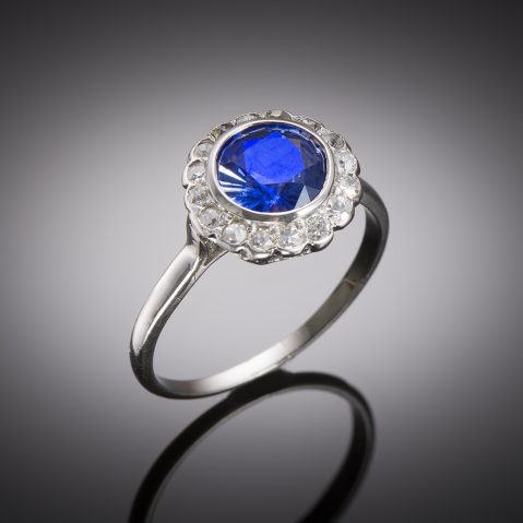 Bague Art déco saphir (2 carats) et diamants taille ancienne. Travail français vers 1930.