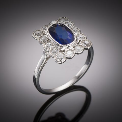 Bague Art déco saphir naturel non chauffé bleu intense (certificat laboratoire) et diamants. Travail français vers 1930.