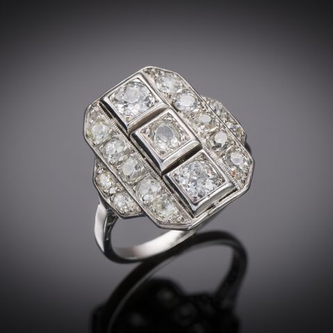 Bague Art déco diamants (environ 1,30 carat) en platine. Travail français vers 1930.