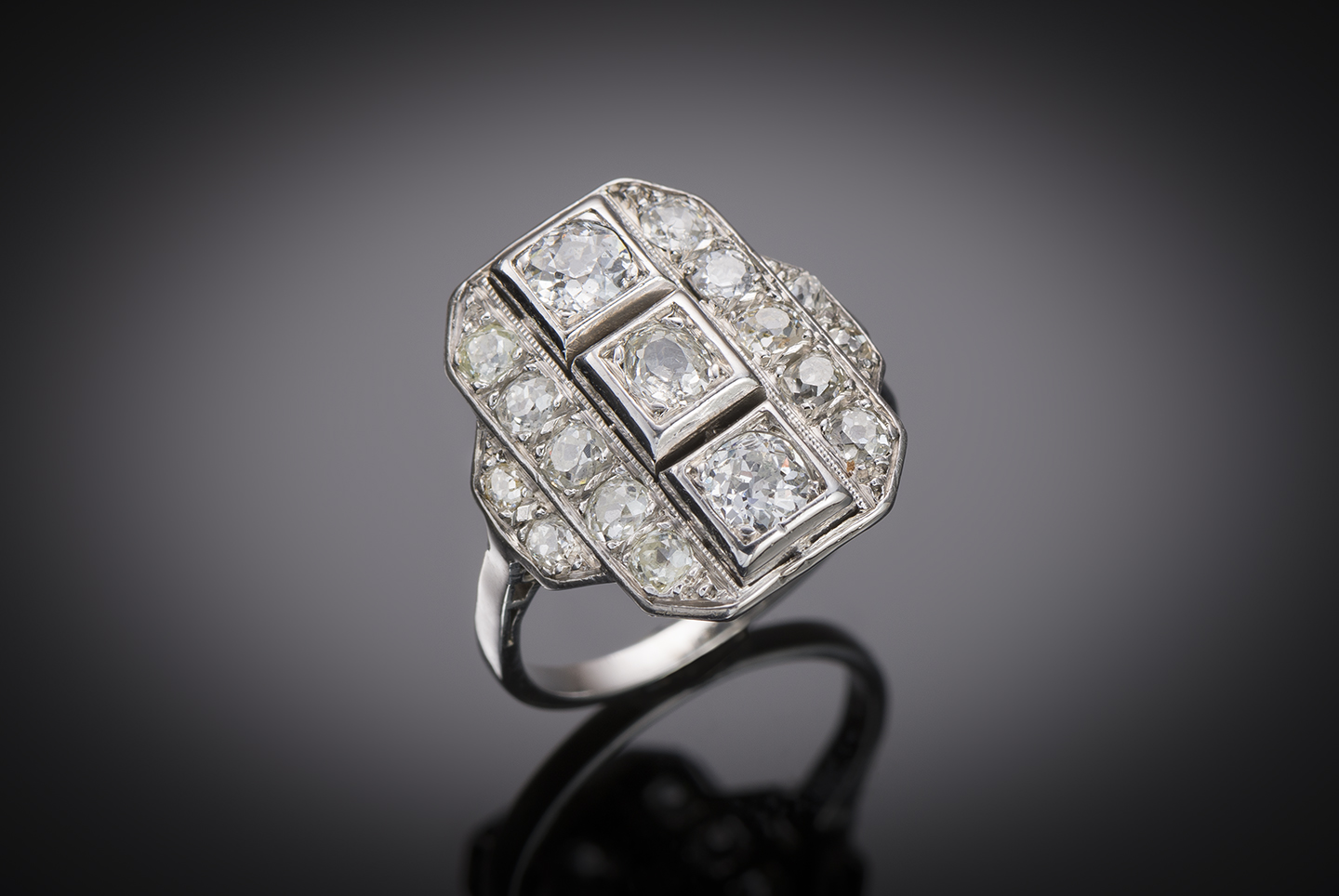 Bague Art déco diamants (environ 1,30 carat) en platine. Travail français vers 1930.-1