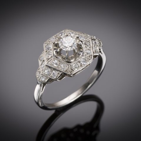 Bague Art déco diamants (1 carat) en platine. Travail français vers 1930.
