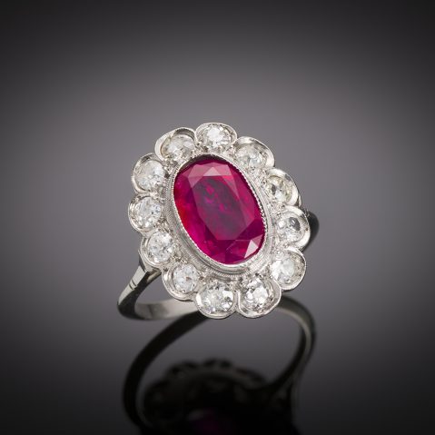 Bague rubis birman naturel non chauffé rouge vif 3,01 carats (certificat Laboratoire Français de Gemmologie) diamants (1 carat). Travail français vers 1930.