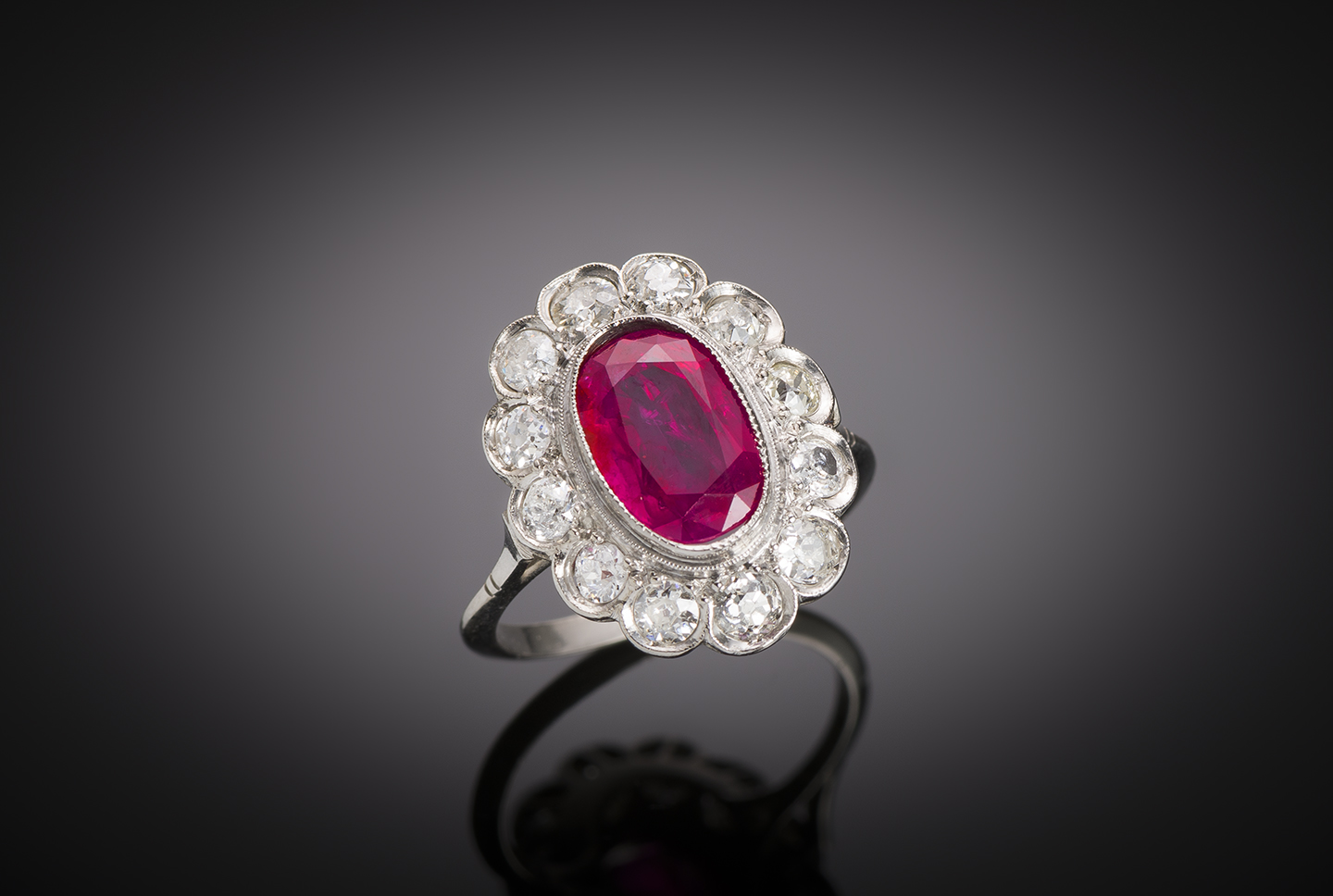 Bague rubis birman naturel non chauffé rouge vif 3,01 carats (certificat Laboratoire Français de Gemmologie) diamants (1 carat). Travail français vers 1930.-1