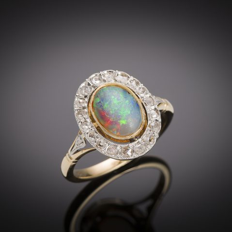 Bague opale diamants fin XIXe siècle. Travail français, poinçon tête de cheval (1838 – 1919).