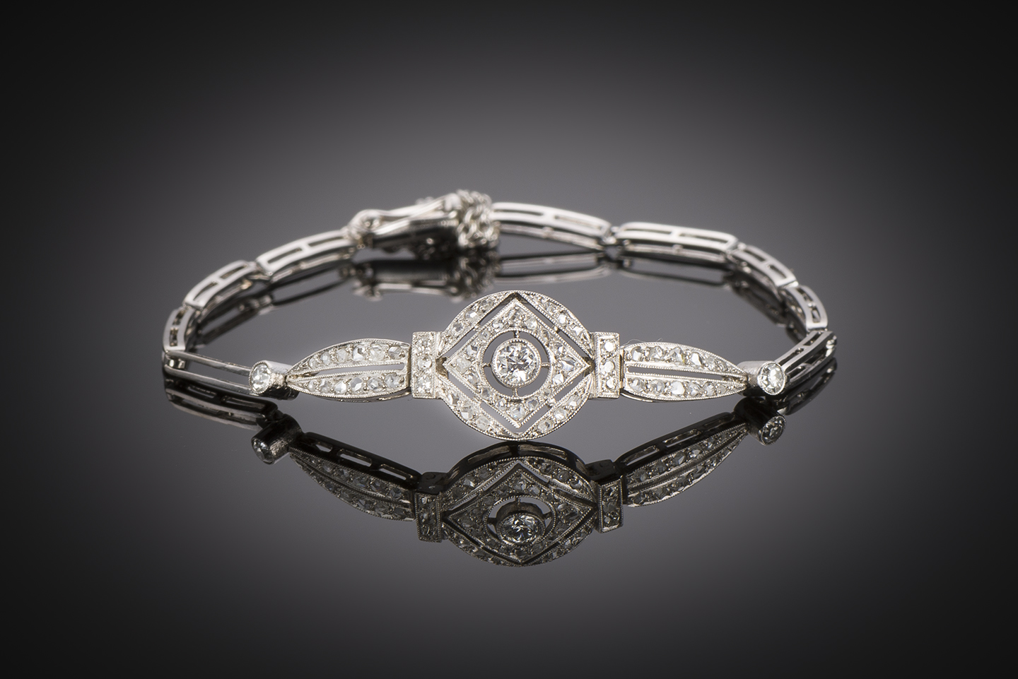 Bracelet Art déco diamants. Travail français vers 1930.-1