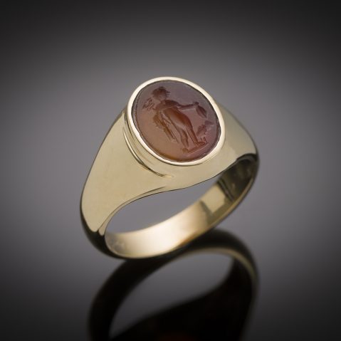 Bague ornée d’une intaille antique (époque romaine, IIIe siècle après J.-C.) sur cornaline