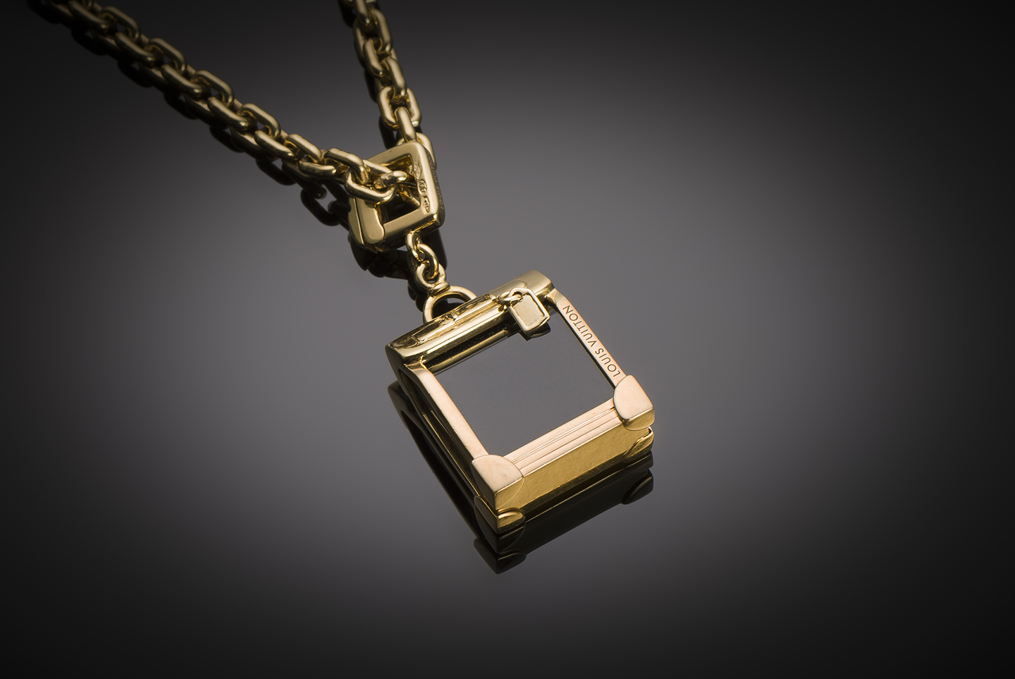 Sautoir et son pendentif Louis Vuitton onyx en or (65 grs) – Chaîne (70 cm) et pendentif signés-1