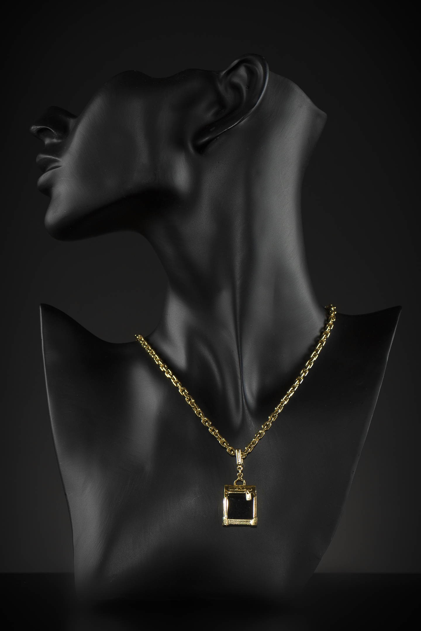 Sautoir et son pendentif Louis Vuitton onyx en or (65 grs) – Chaîne (70 cm) et pendentif signés-2