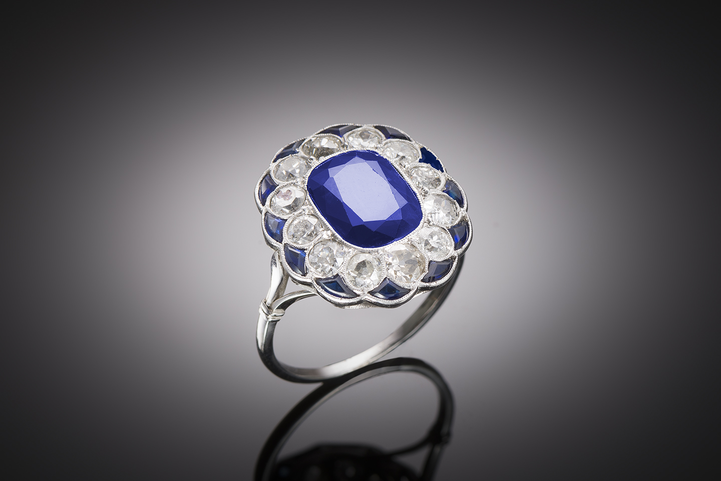 Bague Art déco saphir naturel non chauffé de 3 carats (certificat laboratoire), saphirs calibrés et diamants-1