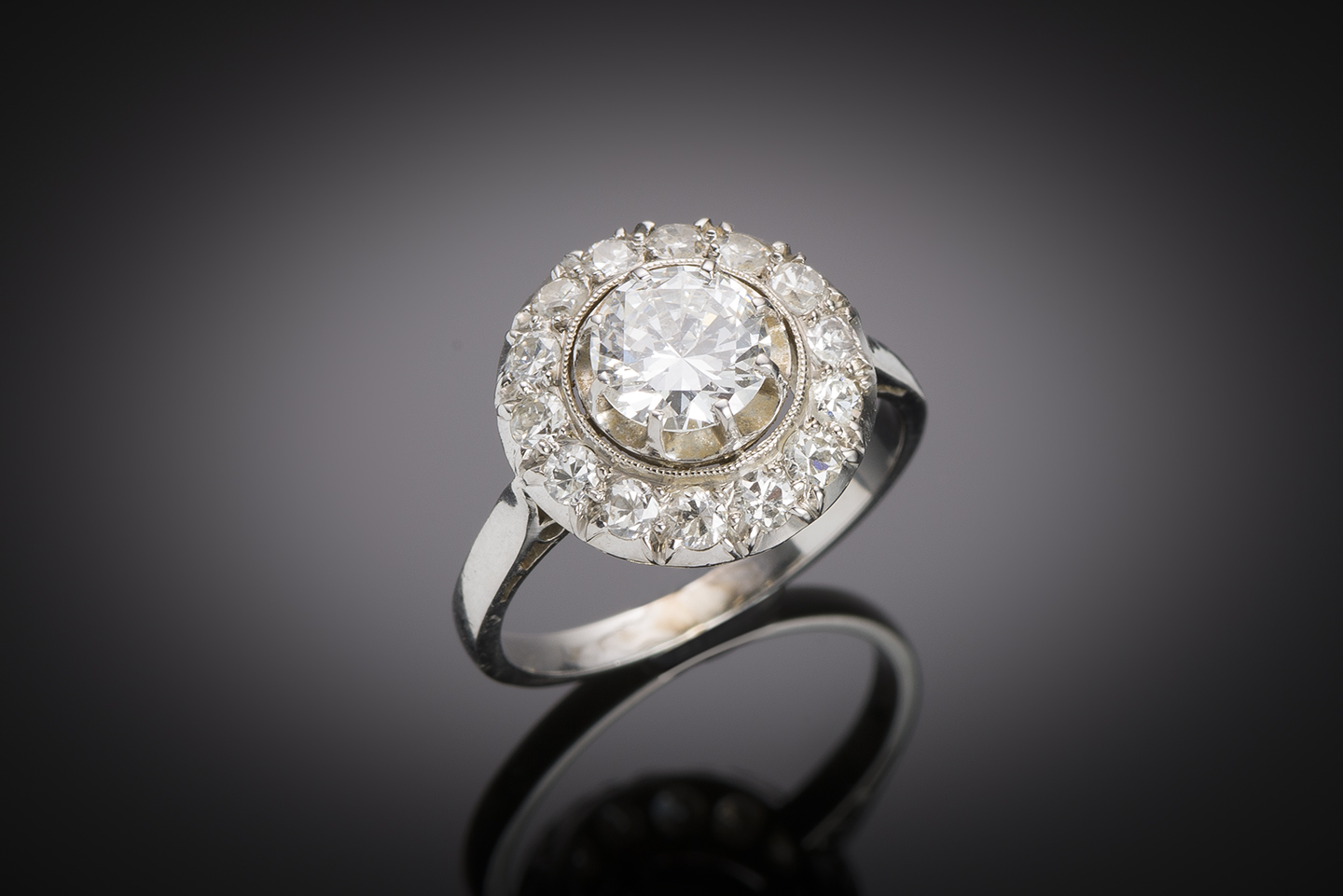 Bague Art déco diamants (1,60 carat, centre 0,90 carat) en platine. Travail français vers 1930.-1