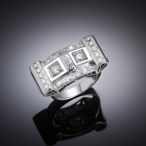 Bague moderniste vers 1935 diamants (1,70 carat) – Tête de bague : 2,4 cm x 1,3 cm