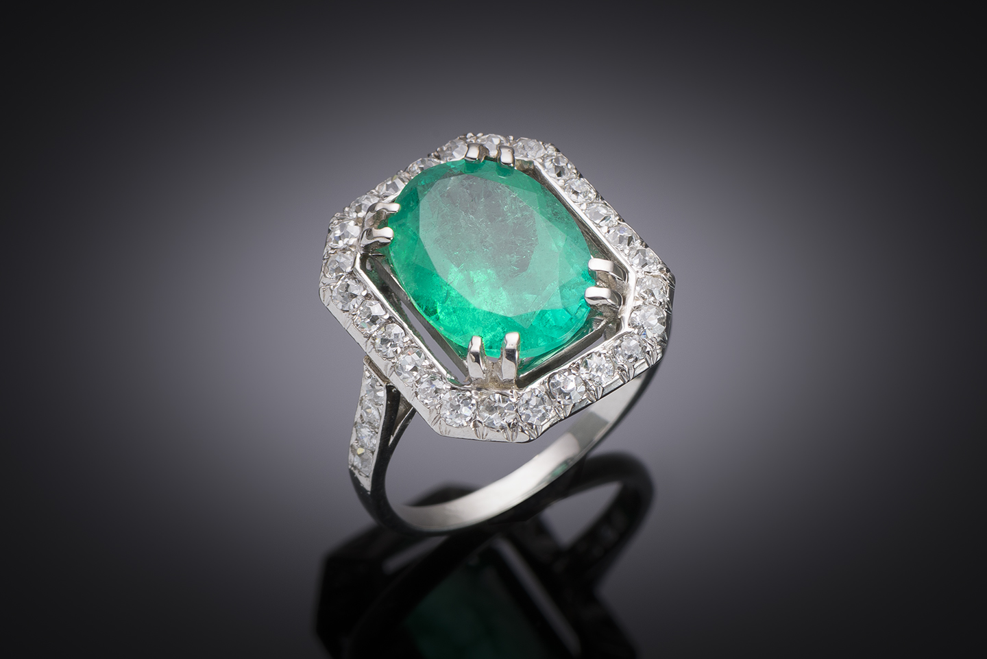 Bague Art Déco émeraude Colombie vert intense de 3,67 carats (certificat laboratoire) diamants. Travail français.-1