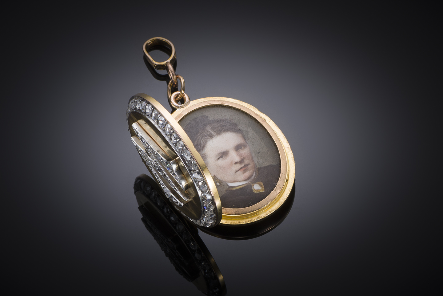 Pendentif ouvrant diamants avec un portait émaillé (procédé Deroche). Bijou de sentiment avec lettre M symbolisant l’amour daté de 1874.-2