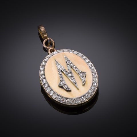 Pendentif ouvrant diamants avec un portait émaillé (procédé Deroche). Bijou de sentiment avec lettre M symbolisant l’amour daté de 1874.