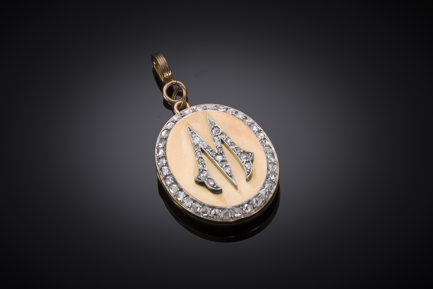 Pendentif ouvrant diamants avec un portait émaillé (procédé Deroche). Bijou de sentiment avec lettre M symbolisant l’amour daté de 1874.-1