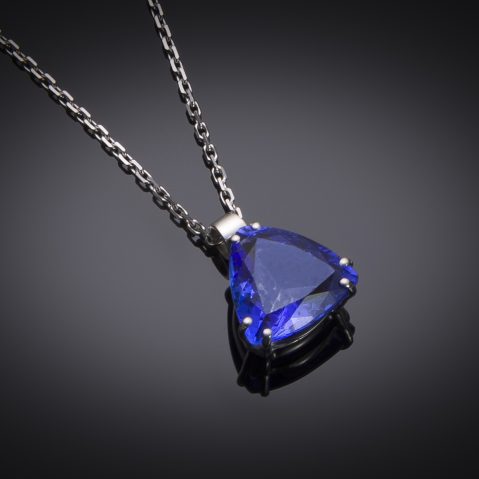 Pendentif et sa chaîne tanzanite (4 carats)