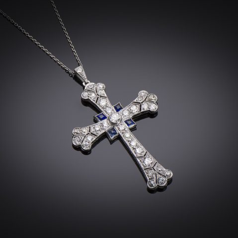 Croix Art déco diamants en platine avec chaîne. Dimensions croix : 5,2 cm x 3,3 cm.