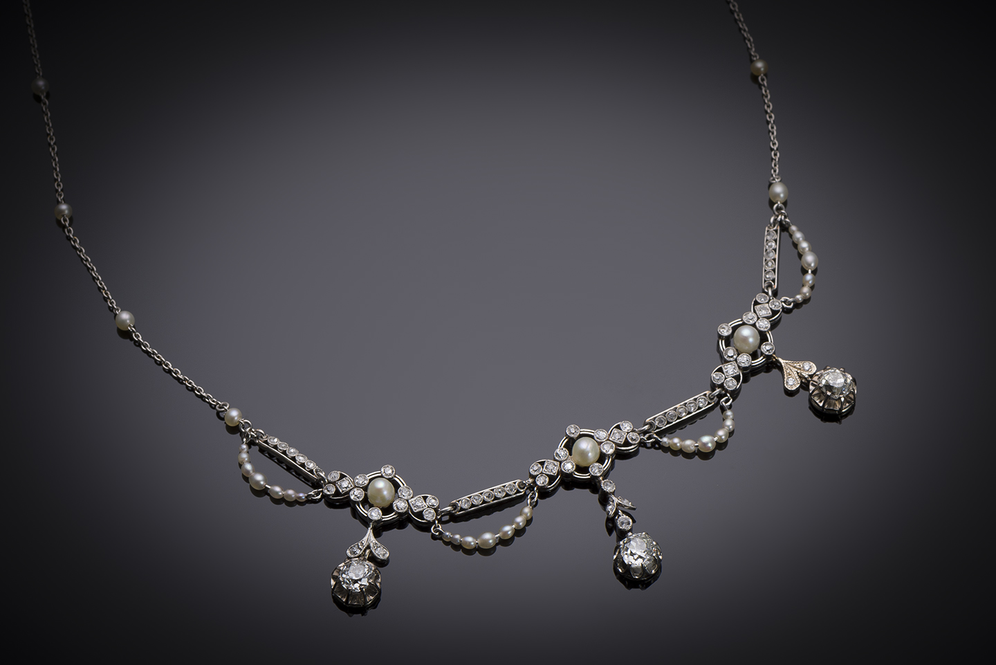 Collier Belle Époque diamants et perles fines en platine. Travail français vers 1910.-1