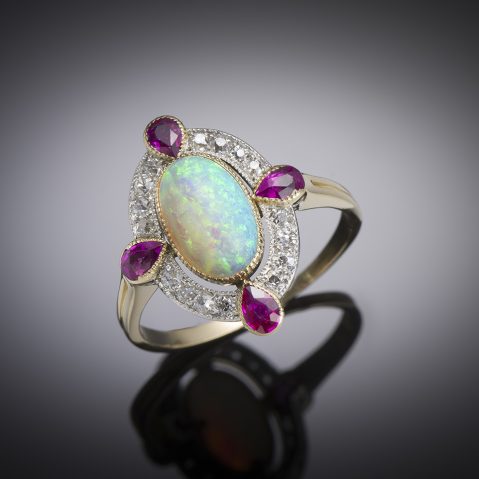Bague opale, rubis et diamants vers 1900