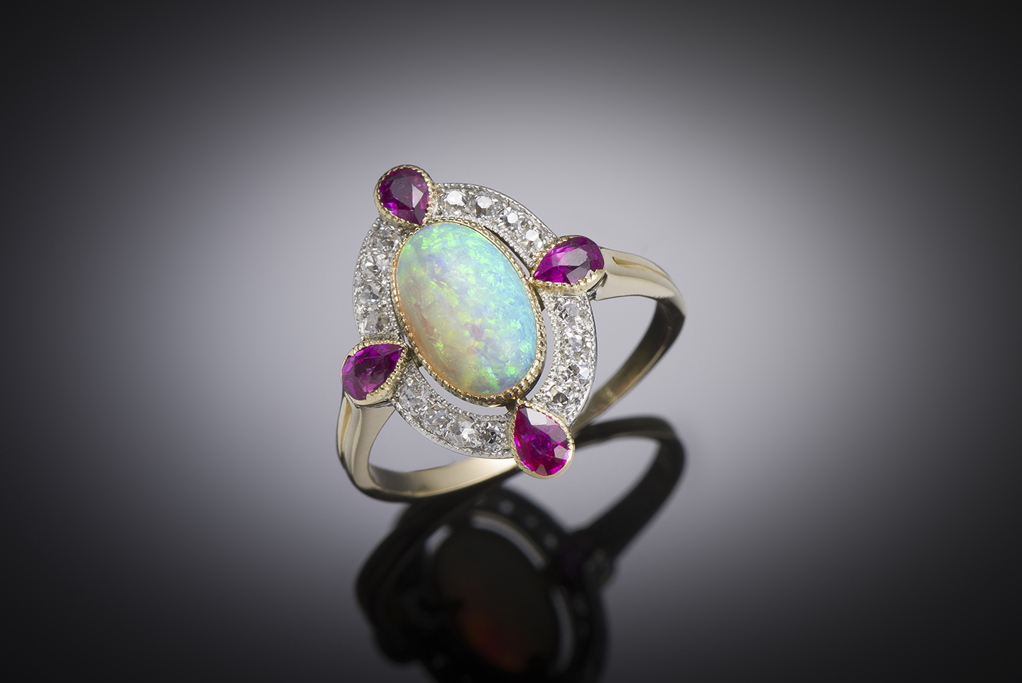 Bague opale, rubis et diamants vers 1900-1