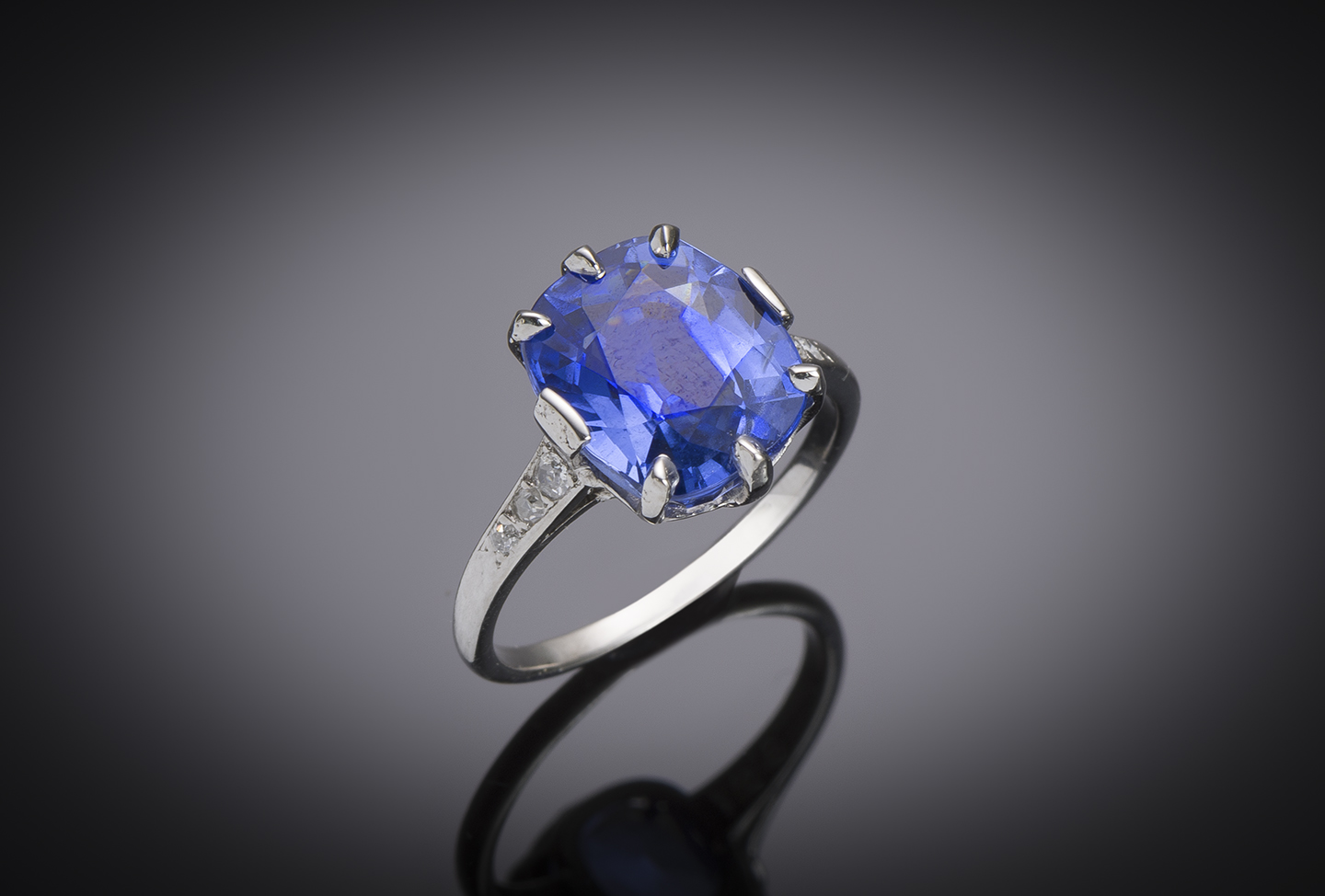 Bague Art déco saphir naturel, non chauffé bleu intense de 6,93 carats (certificat laboratoire) et diamants-1