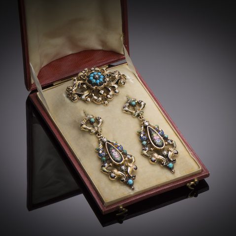 Parure émaillée (pendants d’oreilles à transformation et broche) à motifs floraux turquoises et perles. Travail français vers 1830 (poinçon : bélier).