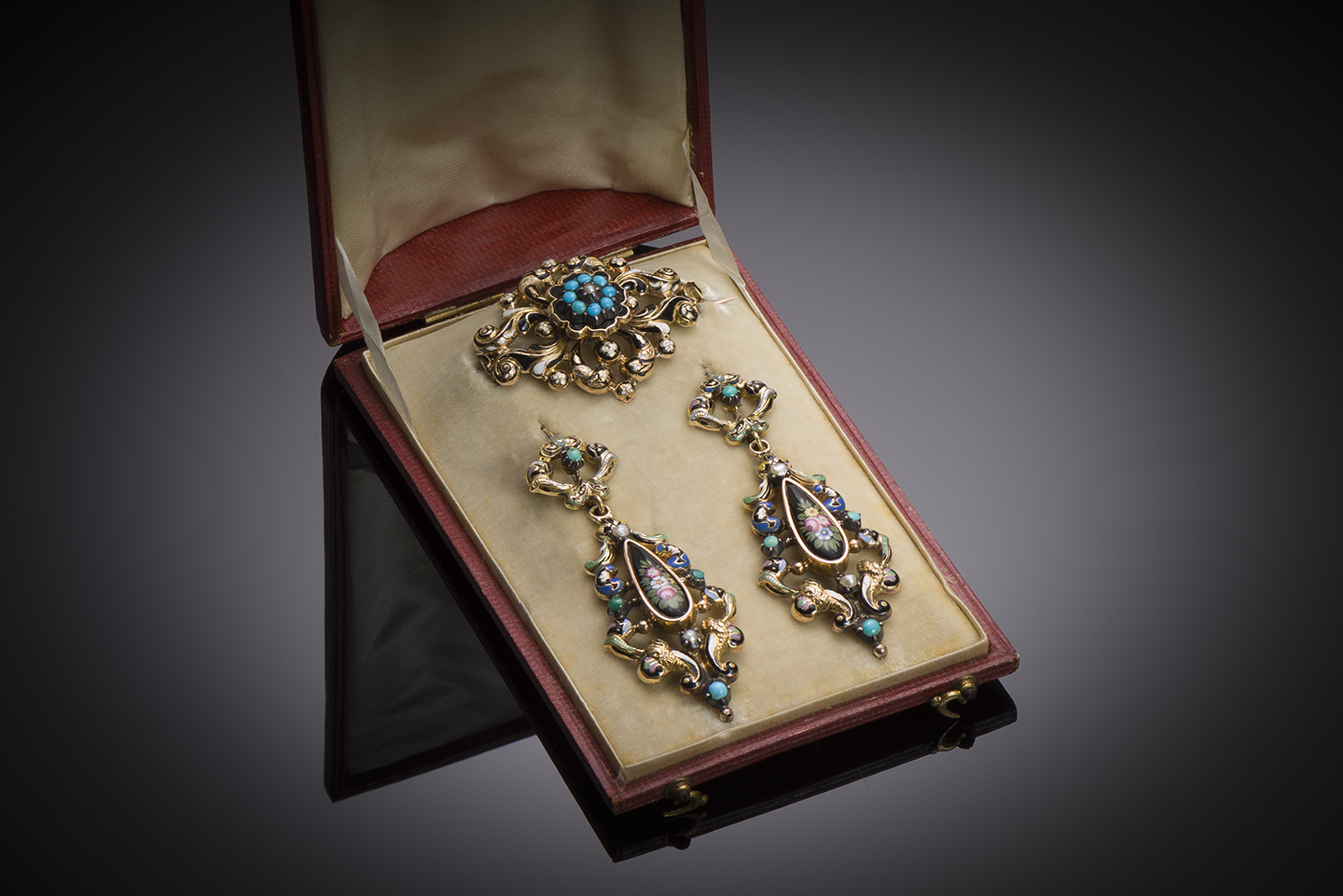Parure émaillée (pendants d’oreilles à transformation et broche) à motifs floraux turquoises et perles. Travail français vers 1830 (poinçon : bélier).-1