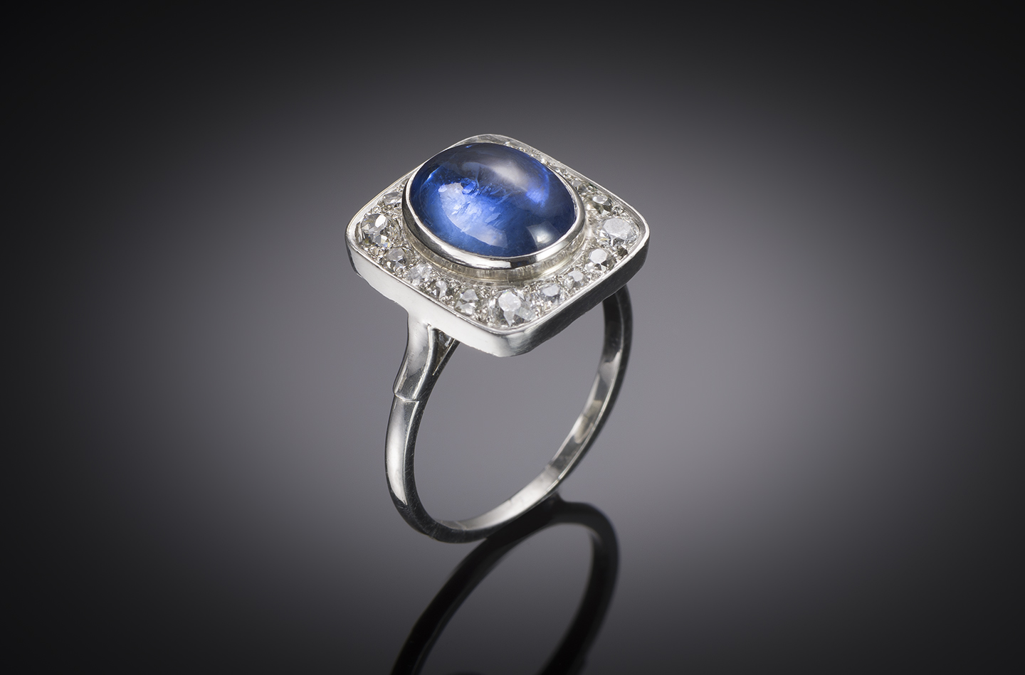 Bague saphir cabochon (3,70 carats) et diamants en platine-1