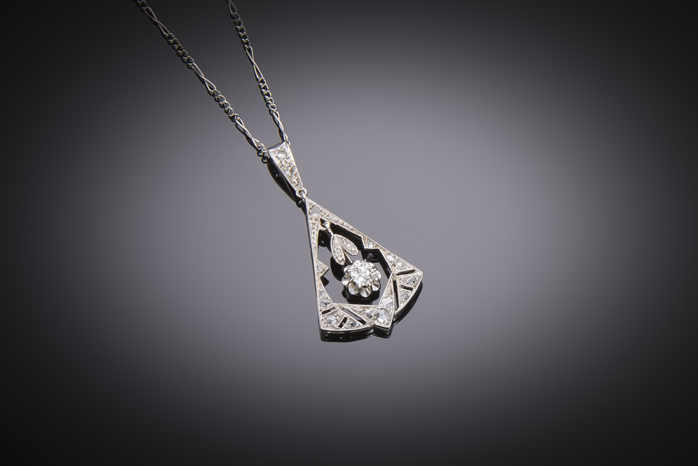 Pendentif Art déco diamants en platine et or. Travail français vers 1930.-1