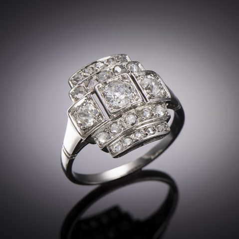 Bague Art Déco diamants en platine. Travail français vers 1930.