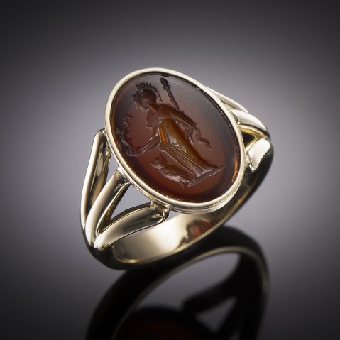 Bague ornée d’une intaille antique figurant Athéna (époque romaine, Ier – IIe siècle après J.-C.) sur cornaline