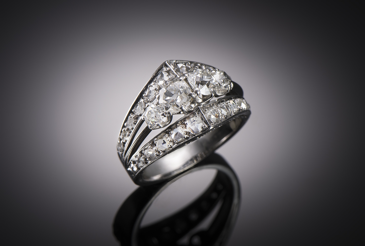 Bague diamants (1,40 carat) en platine et or. Travail français vers 1935.-1