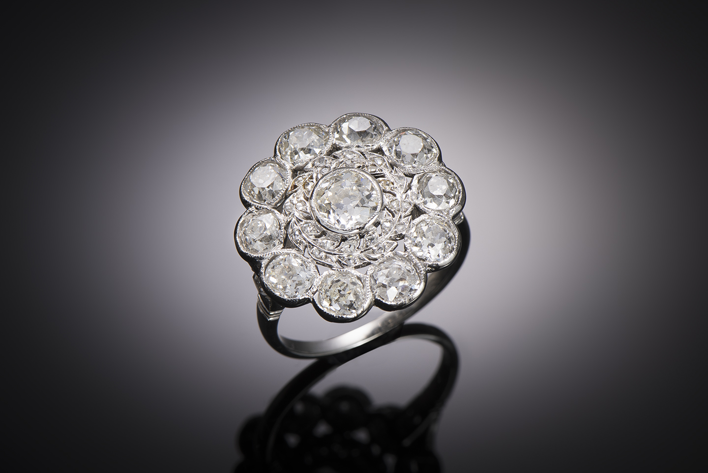 Bague Art Déco diamants (3,10 carats) en platine. Travail français vers 1930.-1