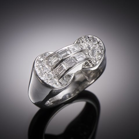 Bague moderniste vers 1935 diamants baguette et 8 x 8