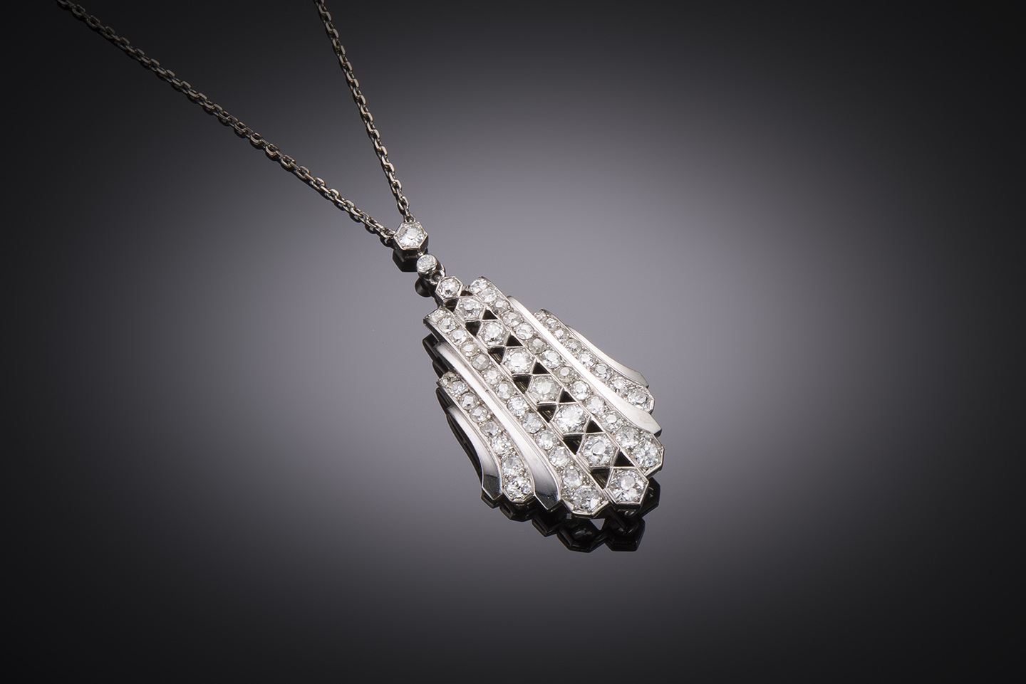 Pendentif Art déco diamants transformable en broche accompagné de son écrin à la forme et accessoire. Travail français vers 1930.-2
