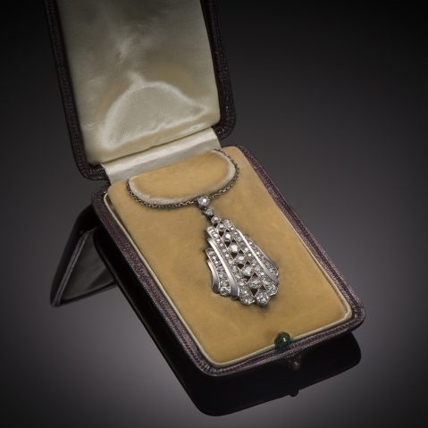 Pendentif Art déco diamants transformable en broche accompagné de son écrin à la forme et accessoire. Travail français vers 1930.