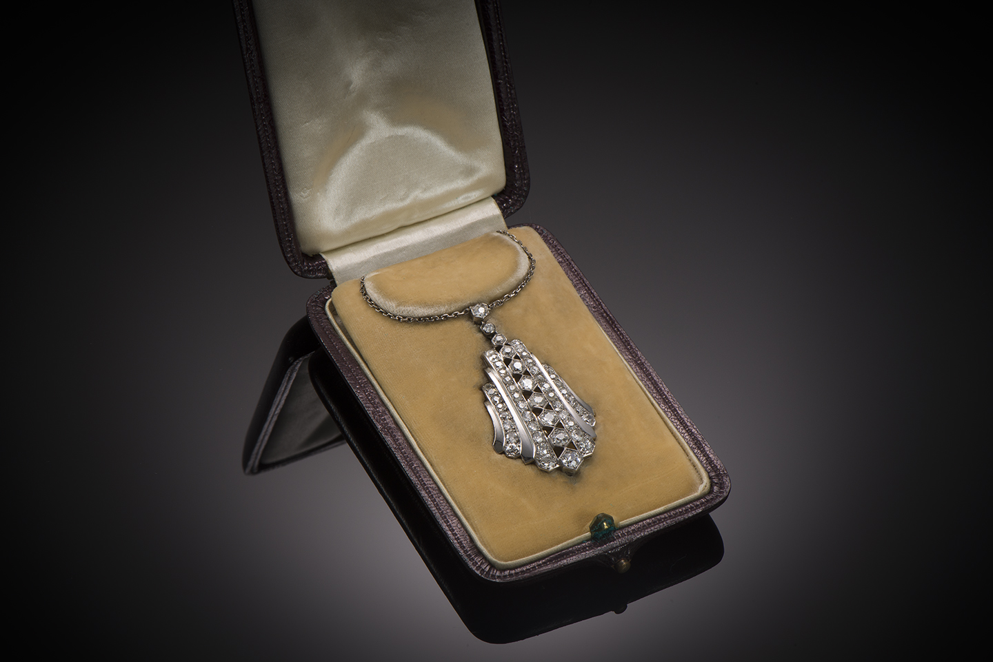 Pendentif Art déco diamants transformable en broche accompagné de son écrin à la forme et accessoire. Travail français vers 1930.-1