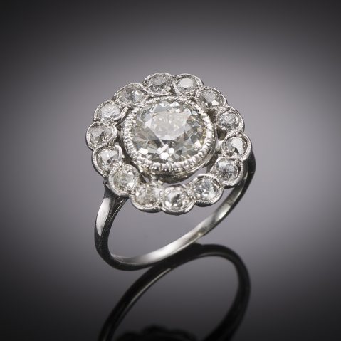 Bague Art Déco diamants (3,30 carats, central 2,02 carats). Travail français vers 1930.