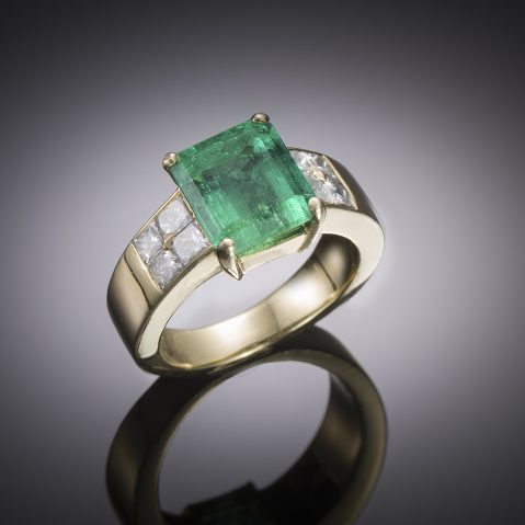 Bague émeraude Colombie de 4,26 carats (certificat laboratoire) diamants. Travail français.