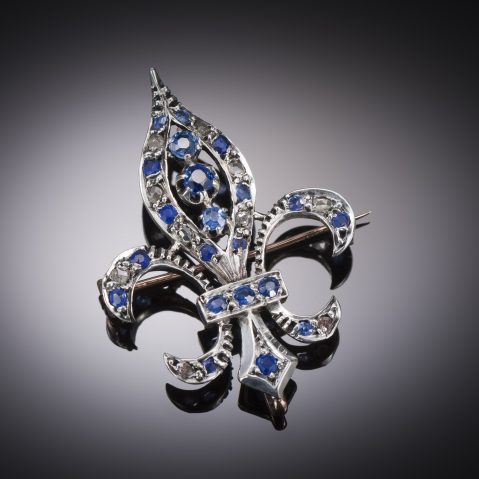 Broche fleur de lys saphirs et diamants (4 cm x 3 cm). Travail français de la deuxième moitié du XIXe siècle.