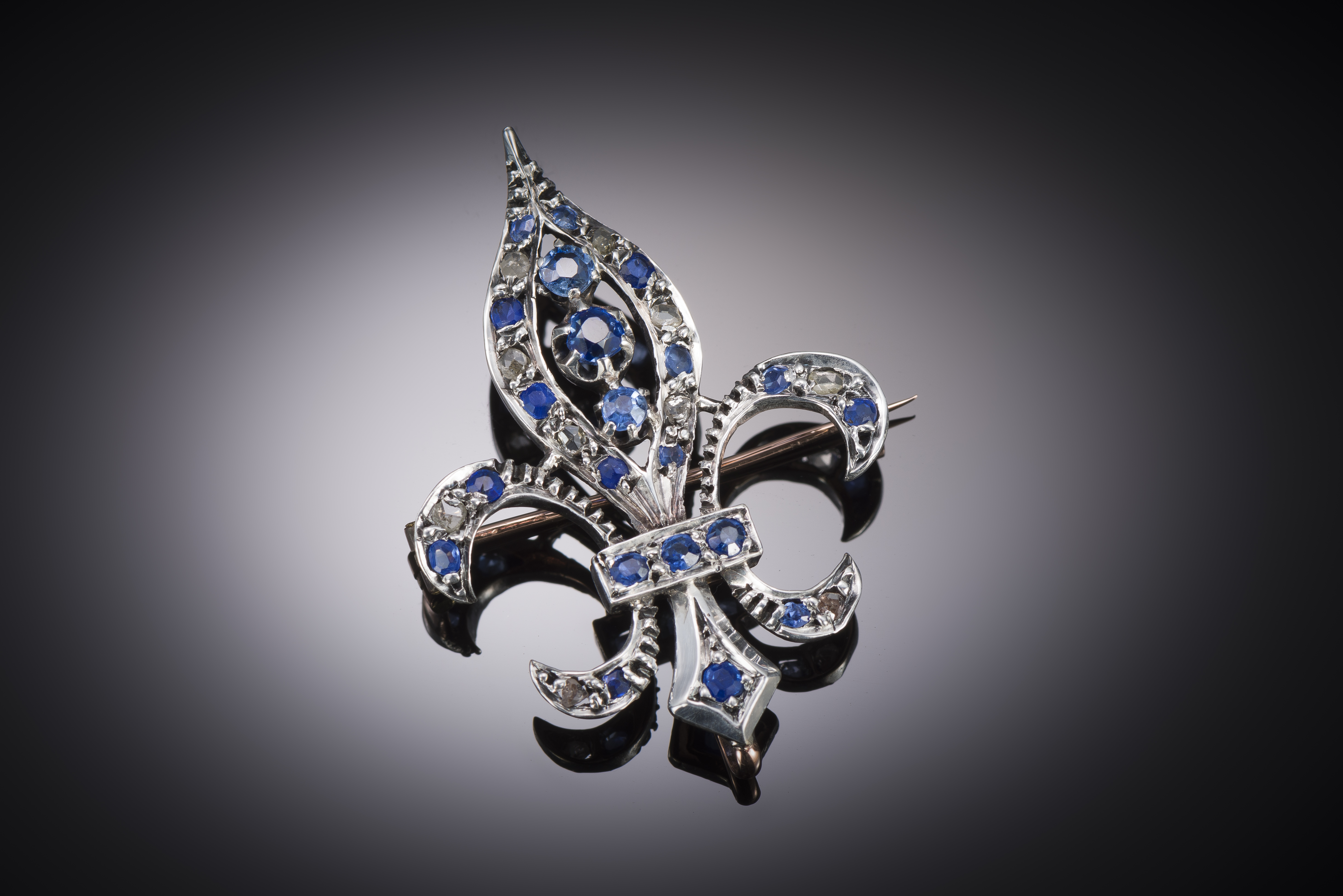 Broche fleur de lys saphirs et diamants (4 cm x 3 cm). Travail français de la deuxième moitié du XIXe siècle.-1