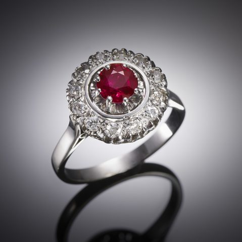Bague Art déco rubis naturel rouge intense (certificat laboratoire) et diamants taille ancienne. Travail français vers 1935.