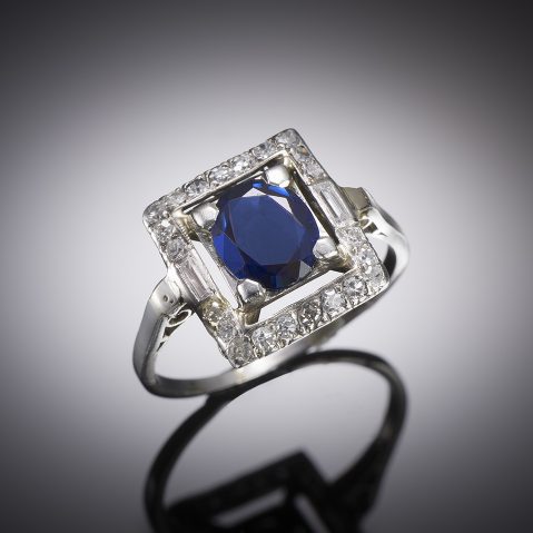 Bague saphir et diamants en platine et or. Travail français.