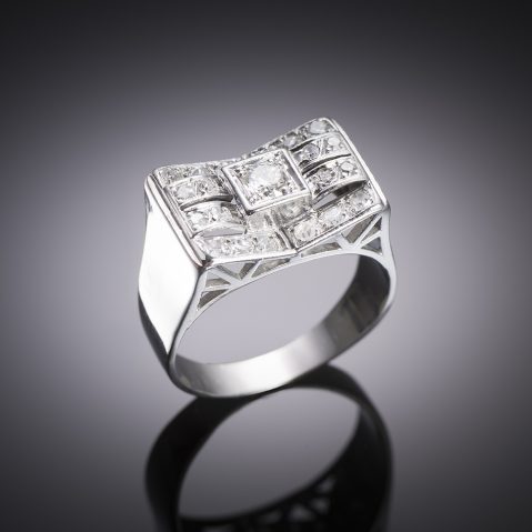 Bague moderniste diamants (1 carat). Travail français vers 1935.